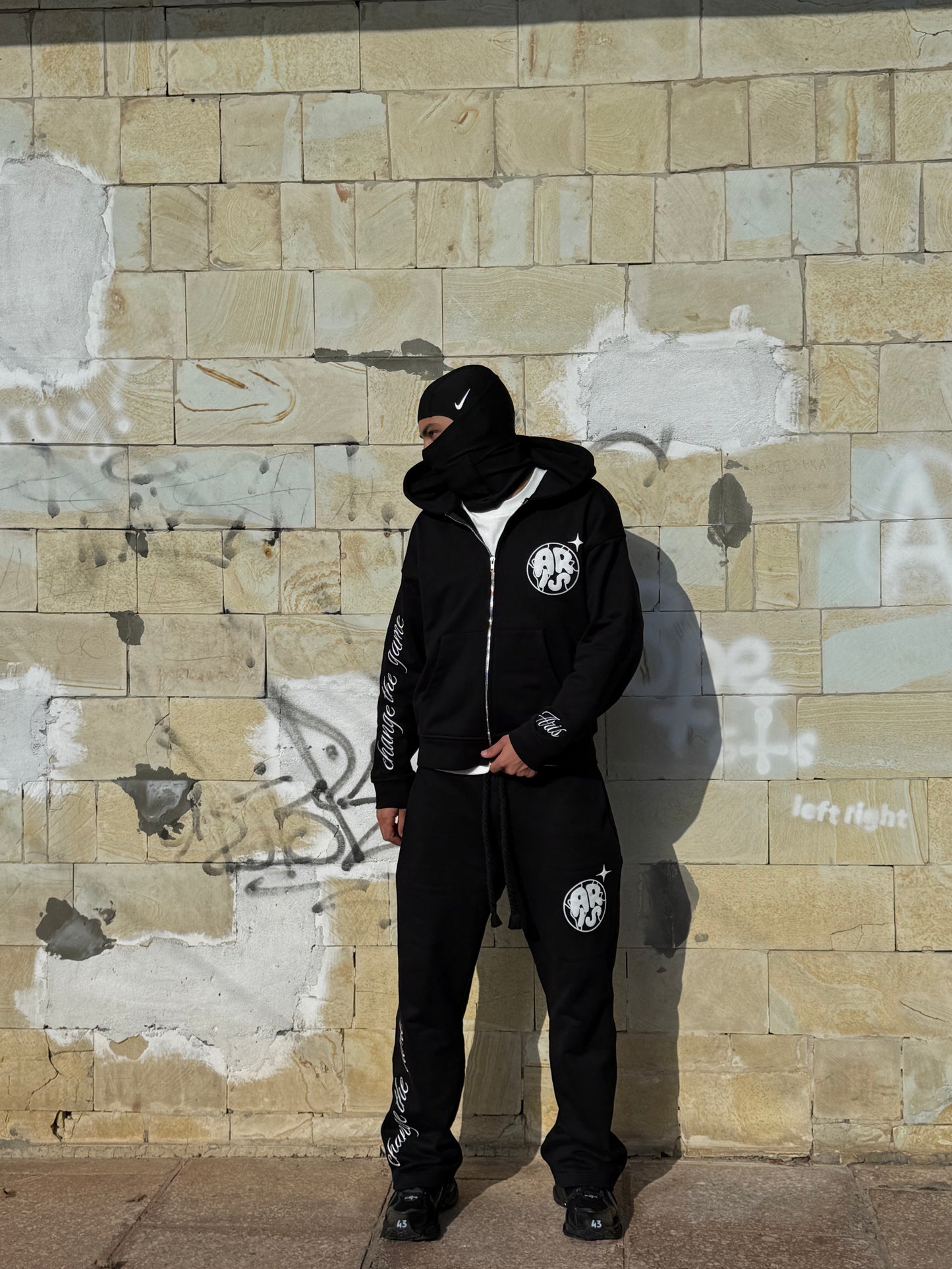 ARIS2WRLD ZIP HOODIE